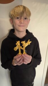 Min søn Oskar med hans eget design af en Brainrot, lavet ud fra hans yndlingstal 13. Printet på en printer købt hos Jer, men som desværre skal til reparation nu, hvorfor en ny printer ville være fantastisk.