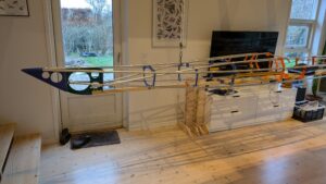 Jeg har tidligere bygget en SOF kajak, og fik lyst til at 3d printe en. Kajakken er lavet af 3d printet fitting og alu rør, bundet sammen med kunstsenetråd, beklædt med ballistisk nylon. Den er printet på en Creality k1 printer med PLA Max filament