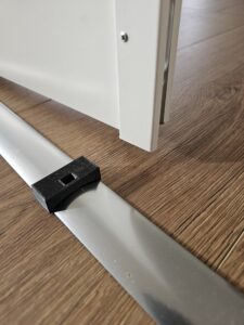 Da vi flyttede ind var der ikke lavet hul i gulvet til palen i bunden af døren, med to børn som altid skubber til den var dette print et simpelt fix