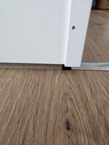 Da vi flyttede ind var der ikke lavet hul i gulvet til palen i bunden af døren, med to børn som altid skubber til den var dette print et simpelt fix