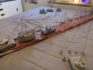 Jeg er 12 år og kan rigtig godt lide at 3d printe samt spille War Thunder på PC. I War Thunder kan man kører og kæmpe mod hinanden i mange forskellige kampvogne og det har inspireret mig til at printe realistiske kampvogne fra forskellige æraer. Her har jeg lavet en opsætning med kamp fra 2. verdenskrig :)