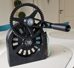 Hånddrevet generator til feks. opladning af mobiltelefon. Fundet på nettet.