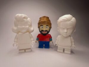 Vores 3D‑familie. Tre figurer skabt fra start til slut designet, printet og håndbearbejdet af mig. Hver figur fanger personlighed, følelser og et lille stykke af vores historie gennem 3D‑print. Jeg elsker at forvandle betydningsfulde øjeblikke til noget ægte, man kan holde i hånden. Disse figurer viser, hvordan teknologi kan blive noget dybt personligt.