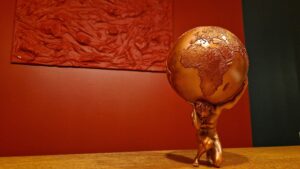 Til min (første!) nevøs barnedåb printede jeg en ca 20cm høj model af titanen Atlas, som bærer jorden på sine skuldre. Min nevø hedder nemlig Atlas og var dermed perfekt til denne unikke gave. Modellen er printet i resin for at få alle de fede detaljer fra jorden og Atlas' hår med og derefter malet med bronzemaling.