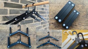 Compact Traveler – Sammenklappelig bøjle (lille og stor). En stilfuld og praktisk sammenklappelig bøjle, designet til rejser, daglig brug og minimal opbevaring. Fås i to størrelser – perfekt til alt fra børnetøj til større beklædningsgenstande. Begge versioner er lommestørrelse, når de er foldet sammen. Begge kan foldes kompakt sammen og klikker i lås, så de forbliver sikkert lukkede. Holdbart design: Solidt hængselsystem, der kan bære overraskende meget vægt. Smart støtte til stropper: To udskæringer i armene til at hænge tøj med stropper. Nem og effektiv print: Printes uden supports, hvilket sparer både tid og materiale.