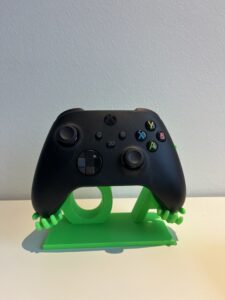 Dette print er for dem der elsker at vise deres vende en sjov ting de har printet. Modellen er en 6 7 figur der holder en controller. Den er god som udstilling på dit værelse eller give den som gave. Jeg har printet den i grøn men andre farver ville også passe den. :)