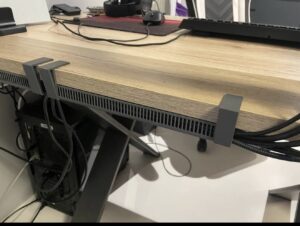 Sigter efter praktiske ting til at gøre hverdagen lidt nemmere eller lave pladsbesparende. Bl.a. telefon holder til bilen og holder til grydelåg i skabet samt en holder til kabler på mit skrivebord så der er orden i det. Lavet på en bambu lab P1’s