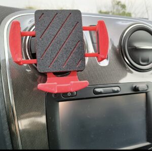 Sigter efter praktiske ting til at gøre hverdagen lidt nemmere eller lave pladsbesparende. Bl.a. telefon holder til bilen og holder til grydelåg i skabet samt en holder til kabler på mit skrivebord så der er orden i det. Lavet på en bambu lab P1’s