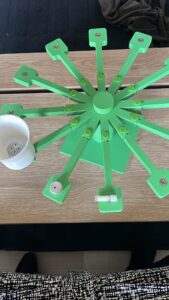 Jeg træner nosework med min hund og det skal selvfølgelig kombineres med 3D print . Så jeg har lavet denne karosel i f.eks størrelser . Den helt store er med nogle købte rør .