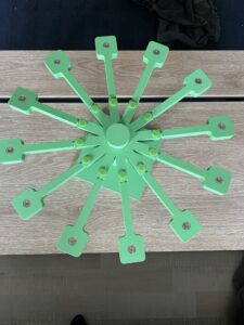Jeg træner nosework med min hund og det skal selvfølgelig kombineres med 3D print . Så jeg har lavet denne karosel i f.eks størrelser . Den helt store er med nogle købte rør .