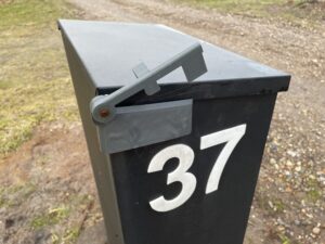 Flag til postkassen. Du kan se ,på afstand, når der en sjælden gang er noget i postkassen. Monteret med magneter, så der skal ikke bores og kan nemt fjernes hvis man ikke er hjemme i en længere periode.