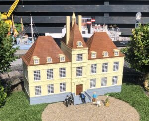 Printet er tegnet i Tingercat. printet på en K1 Max Lavet i 1:24 til min modelbane og forestiller Tintin og Kaptajn Haddock det fiktive slot Møllenborg print tid ca 300 timer Hvid Pla Max