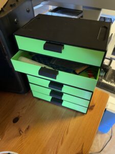 Dette print er en modulær opbevaringsskuffe, som jeg har designet til at organisere værktøj og småting til 3D-print.