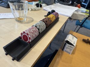et print af poker chips plus holder til min skole printede på creality 2k printeren som skolen købte for nogle dage siden