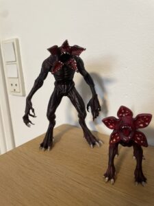 Det er en 3D printed demogorgen og en demodog fra den amerikanske Netflix serie Stranger things. Bagefter har jeg så malet den med en airbrush og givet den lak samt alle de andre step. Jeg håber at I syntes det er et sejt print.