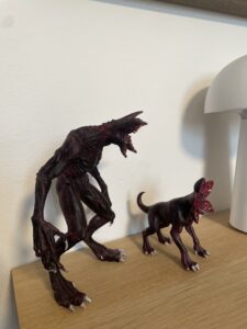 Det er en 3D printed demogorgen og en demodog fra den amerikanske Netflix serie Stranger things. Bagefter har jeg så malet den med en airbrush og givet den lak samt alle de andre step. Jeg håber at I syntes det er et sejt print.