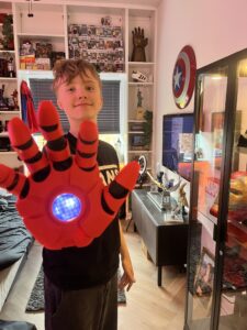 Til 3DExperten.dk: Hej jeg er Alexander på 12år. Det første jeg startede med var at printe alle delene i PLA på min BambuLab P1S Combo. Først håndfladen derefter fingrene. Jeg brugte elastikker for at fingrene hang sammen. For at kunne få dem til at sidde sammen brugte jeg bare en varm limpistol. Jeg installerede Lys. Til lyset brugte jeg en lyskæde fra et gammel projekt før jeg havde en 3D printer. Og jeg vil bare sige at jeg er ny med 3D printing, så jeg håber jeg vinder konkurrencen så jeg kan lave flere store projekter. Jeg elsker det.