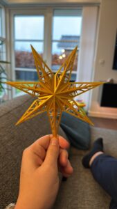 Jule stjerne lavet til juletræet :) har designet i flere størrelse og kan også bruges som hænge mm. Normalt laver jeg mest funktionel ting så en af de første pæne ting jeg har lavet