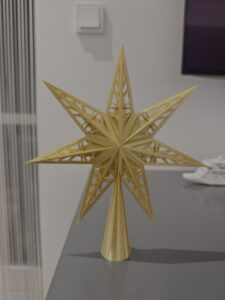 Jule stjerne lavet til juletræet :) har designet i flere størrelse og kan også bruges som hænge mm. Normalt laver jeg mest funktionel ting så en af de første pæne ting jeg har lavet