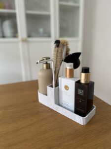 Jeg manglede en flot opvaskebørsteholder til vores køkkenvask. Jeg har derfor designet og printet denne i PLA Marble. Jeg synes selv den er blevet vildt flot, og elsker at 3D printe, så en printer og noget filament ville være drømmen 🤩 God påske til jer alle!