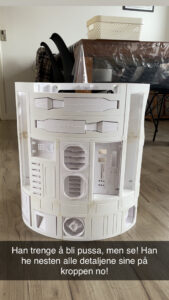 Den er ikke endnu færdig, men jeg synes han er sej nok til å bli med i konkurransen Det er R2D2! (Han er et meget stort projekt)