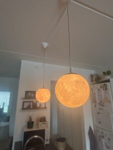 Jeg har printe 2 måne lamper til kæresten da hun ville have noget lidt feder en bare to glas kugler over sit køkken bord