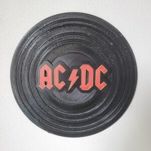 Jeg har selv desginet og printet de her vinyl plader. Jeg har designet logoet fra et band jeg kan lide, så har jeg sørget for at det kan sættes på vinylpladen. Inde i vinylpladen sidder der et nfc tag. Den gør at når jeg holder min telefon op til pladen, så åbner den en playliste med de sange som jeg godt kan lide fra bandet. Jeg har efterhånden lavet en pæn del som hænger på mit værelse til pynt. De er alle sammen lavet uden AMS. Jeg har manuelt skiftet filamentet i printeren når den skulle have en ny farve.