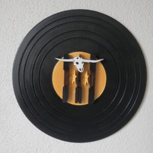 Jeg har selv desginet og printet de her vinyl plader. Jeg har designet logoet fra et band jeg kan lide, så har jeg sørget for at det kan sættes på vinylpladen. Inde i vinylpladen sidder der et nfc tag. Den gør at når jeg holder min telefon op til pladen, så åbner den en playliste med de sange som jeg godt kan lide fra bandet. Jeg har efterhånden lavet en pæn del som hænger på mit værelse til pynt. De er alle sammen lavet uden AMS. Jeg har manuelt skiftet filamentet i printeren når den skulle have en ny farve.