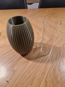 Vase med glas indsats.