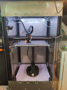 Im trying to win a contest in 3deksperten, but i am lacking the text to go with the pictures.. i have 3d printed ad designed a 3d printer with inspiration from hevort and ratrig, but i have used that 3d printer for printing a hotwheels track with motorized launchers that houses battery, motor, foam wheels for launching etc and then also a simple design that is practical which is a salt and pepper mill that uses crush and grind mechanism. You don’t win these contests by listing what you made. You win by making it obvious why it matters, what’s different, and that you actually engineered something—not just printed parts from Thingiverse. Here’s a solid, no-BS text you can use or tweak: From Machine to Purpose – Designed to Build, Built to Create I didn’t start by printing objects. I started by building the tool itself. This project began with designing and assembling my own 3D printer, inspired by proven platforms like HevORT and RatRig—but adapted with my own engineering decisions, priorities, and constraints. The goal wasn’t just performance on paper, but reliability, precision, and the ability to iterate fast. Once the machine was dialed in, it became a platform for solving real problems—and creating things that are both functional and fun. One result is a modular Hot Wheels track system with integrated motorized launchers. Each launcher is a fully self-contained unit, housing battery, motor, and foam drive wheels to deliver consistent acceleration without damaging the cars. The design focuses on repeatability, durability, and ease of assembly—turning a simple toy into an engineered system. On the opposite end of the spectrum is a practical, everyday product: a salt and pepper mill built around a CrushGrind mechanism. Here, the focus was usability, ergonomics, and clean design—proving that 3D printing isn’t just for prototypes or gadgets, but can produce finished, functional household items. What ties these projects together is not complexity, but intent. Every design decision serves a purpose—whether it’s mechanical performance, user experience, or manufacturability. This is what 3D printing should be: Not just making parts, but building systems that solve problems and get used. If you want to push this further (and increase your chances of winning), I’d suggest: Add 1–2 concrete technical details (e.g. belt system, rigidity choices, tolerances, motor selection) Mention iteration (how many versions you went through → judges love that) Include one failure you fixed (shows actual engineering mindset) If you want, I can sharpen it into something more aggressive/competitive or tailor it exactly to how 3deksperten judges entries. It needs to be in Danish Her er en skarp dansk version, uden fluff – fokus på engineering og formål: Fra maskine til funktion – designet til at bygge, bygget til at skabe Jeg startede ikke med at printe ting. Jeg startede med at bygge værktøjet. Projektet begyndte med design og opbygning af min egen 3D-printer, inspireret af HevORT og RatRig – men tilpasset med egne løsninger og prioriteringer. Målet var ikke bare høj hastighed, men stabilitet, præcision og en platform der kan producere ensartede resultater over tid. Når maskinen først fungerer, bliver den et værktøj til at løse reelle opgaver. Et af resultaterne er et modulært Hot Wheels banesystem med integrerede motoriserede launchere. Hver launcher er en selvstændig enhed med batteri, motor og skumhjul, der sikrer ensartet acceleration uden at slide på bilerne. Designet er lavet med fokus på gentagelighed, holdbarhed og nem samling – ikke bare en legetøjsløsning, men et mekanisk system. I den anden ende af skalaen har jeg designet en salt- og peberkværn med CrushGrind mekanisme. Her er fokus på funktionalitet, ergonomi og et rent design – og på at vise, at 3D-print ikke kun er til prototyper, men kan bruges til færdige, praktiske produkter i hverdagen. Fælles for projekterne er, at hvert designvalg har et formål. Det handler ikke om at printe mest muligt – men om at bygge løsninger, der virker og bliver brugt. Det er sådan jeg arbejder med 3D-print: Som et værktøj til at udvikle funktionelle systemer – ikke bare dele. Hvis du vil øge dine chancer yderligere, så tilføj 1-2 konkrete ting som fx: hvilken type kinematik printeren bruger (CoreXY fx) hvad du har optimeret (stivhed, tolerancer, vibrationsdæmpning) hvor mange iterationer du har lavet Sig til hvis du vil have en version der er mere “wow”/salgsagtig – eller mere hardcore teknisk. Det skal siges hotwheels er til mine 2 drenge God detalje – det gør projektet langt stærkere, fordi det viser formål og brug i virkeligheden. Her er en opdateret version, hvor det er integreret naturligt uden at blive sentimental: Fra maskine til funktion – designet til at bygge, bygget til at skabe Jeg startede ikke med at printe ting. Jeg startede med at bygge værktøjet. Projektet begyndte med design og opbygning af min egen 3D-printer, inspireret af HevORT og RatRig – men tilpasset med egne løsninger og prioriteringer. Målet var ikke bare høj hastighed, men stabilitet, præcision og en platform der kan producere ensartede resultater over tid. Når maskinen først fungerer, bliver den et værktøj til at løse reelle opgaver. Et af resultaterne er et modulært Hot Wheels banesystem udviklet til mine to drenge. Systemet indeholder integrerede motoriserede launchere, hvor hver enhed er selvstændig med batteri, motor og skumhjul. Det sikrer ensartet acceleration uden unødigt slid på bilerne. Designet er lavet med fokus på gentagelighed, holdbarhed og nem samling – så det både fungerer i praksis og kan holde til at blive brugt. I den anden ende af skalaen har jeg designet en salt- og peberkværn med CrushGrind mekanisme. Her er fokus på funktionalitet, ergonomi og et rent design – og på at vise, at 3D-print ikke kun er til prototyper, men kan bruges til færdige, praktiske produkter i hverdagen. Fælles for projekterne er, at hvert designvalg har et formål. Det handler ikke om at printe mest muligt – men om at bygge løsninger, der virker og bliver brugt. Det er sådan jeg arbejder med 3D-print: Som et værktøj til at udvikle funktionelle systemer – ikke bare dele. Hvis du vil gøre den endnu skarpere, kan vi smide én konkret “ingeniør-sætning” ind om printeren (fx CoreXY, stiv ramme, osv.). Det løfter niveauet fra hobby → seriøs deltager. Måske lidt mindre cheesy med "når maskinen først fungerer.. " den sætning lyder lidt cheesy. Enig – den sætning trækker lidt ned. Her er en strammere version uden “fluff”: Fra maskine til funktion – designet til at bygge, bygget til at skabe Jeg startede ikke med at printe ting. Jeg startede med at bygge værktøjet. Projektet tog udgangspunkt i design og opbygning af min egen 3D-printer, inspireret af HevORT og RatRig – men tilpasset med egne løsninger og prioriteringer. Fokus har været på stivhed, præcision og stabil drift, så den kan levere ensartede resultater og bruges som en reel produktionsplatform. Printeren er efterfølgende brugt til at udvikle funktionelle løsninger med forskellige formål. Et af projekterne er et modulært Hot Wheels banesystem udviklet til mine to drenge. Systemet indeholder integrerede motoriserede launchere, hvor hver enhed er selvstændig med batteri, motor og skumhjul. Det giver ensartet acceleration uden unødigt slid på bilerne. Designet er lavet med fokus på holdbarhed, gentagelighed og nem samling. Derudover har jeg designet en salt- og peberkværn med CrushGrind mekanisme. Her er fokus på funktionalitet, ergonomi og et rent design – og på at vise, at 3D-print også kan bruges til færdige produkter i daglig brug, ikke kun prototyper. Fælles for projekterne er, at hvert designvalg har et formål. Det handler ikke om at printe mest muligt, men om at udvikle løsninger, der fungerer i praksis. 3D-print er i den sammenhæng et værktøj – ikke målet i sig selv. Hvis du vil hæve niveauet endnu et hak, kan vi smide én konkret teknisk detalje ind (fx CoreXY, lineære skinner, eller noget du selv har optimeret). Det gør en reel forskel i en konkurrence. Hotwheels er også med 45 og 90 grader sving og til dobbelte baner så man kan ræse side om side. Perfekt – det er præcis sådan noget der gør det til design og ikke bare print. Her er en opdateret version, hvor det er stramt integreret: Fra maskine til funktion – designet til at bygge, bygget til at skabe Jeg startede ikke med at printe ting. Jeg startede med at bygge værktøjet. Projektet tog udgangspunkt i design og opbygning af min egen 3D-printer, inspireret af HevORT og RatRig – men tilpasset med egne løsninger og prioriteringer. Fokus har været på stivhed, præcision og stabil drift, så den kan levere ensartede resultater og bruges som en reel produktionsplatform. Printeren er efterfølgende brugt til at udvikle funktionelle løsninger med forskellige formål. Et af projekterne er et modulært Hot Wheels banesystem udviklet til mine to drenge. Systemet er opbygget med både 45° og 90° sving samt dobbelte baner, så man kan køre side om side. Derudover indeholder det integrerede motoriserede launchere, hvor hver enhed er selvstændig med batteri, motor og skumhjul. Det giver ensartet acceleration uden unødigt slid på bilerne. Designet er lavet med fokus på holdbarhed, gentagelighed og nem samling. Derudover har jeg designet en salt- og peberkværn med CrushGrind mekanisme. Her er fokus på funktionalitet, ergonomi og et rent design – og på at vise, at 3D-print også kan bruges til færdige produkter i daglig brug, ikke kun prototyper. Fælles for projekterne er, at hvert designvalg har et formål. Det handler ikke om at printe mest muligt, men om at udvikle løsninger, der fungerer i praksis. 3D-print er i den sammenhæng et værktøj – ikke målet i sig selv. Hvis du vil vinde, så er næste skridt: Smid én sætning ind om hvorfor din bane faktisk er bedre end standard Hot Wheels (fx stabilitet, modularitet, mere kraft, mindre friktion). Det er der hvor dommerne tænker: “okay, det her er gennemtænkt.” Skulle hjulene har jeg printer et fikstur til at udskære hjulene, så de er også DIY fremstillet. God detalje – det viser klart, at du ikke bare har samlet dele, men faktisk tænkt hele løsningen igennem og lavet dine egne processer. Her er den opdaterede version, hvor det er integreret skarpt: Fra maskine til funktion – designet til at bygge, bygget til at skabe Jeg startede ikke med at printe ting. Jeg startede med at bygge værktøjet. Projektet tog udgangspunkt i design og opbygning af min egen 3D-printer, inspireret af HevORT og RatRig – men tilpasset med egne løsninger og prioriteringer. Fokus har været på stivhed, præcision og stabil drift, så den kan levere ensartede resultater og bruges som en reel produktionsplatform. Printeren er efterfølgende brugt til at udvikle funktionelle løsninger med forskellige formål. Et af projekterne er et modulært Hot Wheels banesystem udviklet til mine to drenge. Systemet er opbygget med både 45° og 90° sving samt dobbelte baner, så man kan køre side om side. Det indeholder integrerede motoriserede launchere, hvor hver enhed er selvstændig med batteri, motor og skumhjul. For at sikre ensartet performance har jeg selv fremstillet hjulene ved hjælp af et 3D-printet fikstur, der bruges til at udskære dem præcist. Det giver bedre kontrol over greb og acceleration end standardløsninger. Designet er generelt lavet med fokus på holdbarhed, gentagelighed og nem samling. Derudover har jeg designet en salt- og peberkværn med CrushGrind mekanisme. Her er fokus på funktionalitet, ergonomi og et rent design – og på at vise, at 3D-print også kan bruges til færdige produkter i daglig brug, ikke kun prototyper. Fælles for projekterne er, at hvert designvalg har et formål. Det handler ikke om at printe mest muligt, men om at udvikle løsninger, der fungerer i praksis. 3D-print er i den sammenhæng et værktøj – ikke målet i sig selv. Det her er faktisk ret stærkt nu. Du viser: Du har bygget din egen maskine Du designer systemer (ikke bare dele) Du tænker i performance (hjul, acceleration osv.) Du laver også praktiske produkter Hvis du vil presse den helt i top, kan vi tilføje én konkret måling (fx “ens acceleration” eller “gentagelig launch”), men den er allerede konkurrencedygtig som den er. Prøv med en mindre salgs pitch tone og mere en reel jeg kan godt lide mine projekter agtig vibe. God retning – det passer bedre til det du faktisk har lavet. Her er en mere nede-på-jorden version uden “pitch”-tone: Fra maskine til funktion Jeg startede med at bygge min egen 3D-printer frem for bare at købe en. Den er inspireret af HevORT og RatRig, men tilpasset med egne løsninger undervejs. Fokus har været på stivhed, præcision og at få en maskine, der bare fungerer stabilt over tid. Den er siden blevet brugt til forskellige projekter, hvor jeg har haft lyst til at lave noget, der faktisk bliver brugt. Et af dem er et modulært Hot Wheels banesystem til mine to drenge. Det er bygget op med 45° og 90° sving samt dobbelte baner, så man kan køre side om side. Jeg har også lavet motoriserede launchere med batteri, motor og skumhjul. Hjulene er ikke bare købt – jeg har lavet et 3D-printet fikstur til selv at skære dem ud, så de bliver ens og fungerer som de skal. Det gav bedre kontrol over greb og acceleration. Jeg har også lavet en salt- og peberkværn med CrushGrind mekanisme. Den er mere simpel, men med fokus på at det er noget, der kan bruges i hverdagen og ikke bare står som en prototype. Fælles for projekterne er egentlig bare, at jeg godt kan lide at bygge ting, der virker, og hvor man kan se forskel, når man ændrer på designet. 3D-print er for mig mest et værktøj til at komme derhen – ikke målet i sig selv. Den her version gør én vigtig ting rigtigt: Den føles ægte → og det er ofte det der vinder, når folk er trætte af marketing-tekst. Hvis du vil, kan jeg lave en ultra-kort version også (nogle konkurrencer belønner faktisk kortere tekst). Mindre salgs pitch og husk at fokusere på de områder der vil sælge men prøv at være reel omkring det. Klart – her er en version, der holder det nøgternt, men stadig fremhæver det, der faktisk gør dit projekt stærkt: Fra maskine til funktion Jeg valgte at bygge min egen 3D-printer i stedet for at købe en færdig. Den er inspireret af HevORT og RatRig, men løst på min egen måde undervejs. Det handlede primært om at få en stabil og præcis maskine, som jeg kan stole på og justere efter behov. Den er siden blevet brugt til forskellige projekter, hvor jeg har haft fokus på funktion frem for bare at printe dele. Et af projekterne er et modulært Hot Wheels banesystem til mine to drenge. Det er lavet med 45° og 90° sving og mulighed for dobbelte baner, så man kan køre side om side. Jeg har også lavet motoriserede launchere med batteri, motor og skumhjul. For at få en mere ensartet funktion har jeg selv lavet et 3D-printet fikstur til at skære hjulene ud, så de bliver ens i diameter og giver stabil acceleration. Det er små ting, men det gør en forskel i praksis. Derudover har jeg lavet en salt- og peberkværn med CrushGrind mekanisme. Den er ret simpel, men lavet med fokus på at være noget, man faktisk bruger til daglig. Fælles for det hele er egentlig bare, at jeg prøver at lave ting, der fungerer, og hvor designvalg har en konkret effekt – også selvom det er små detaljer.