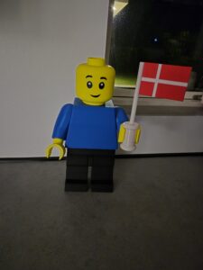 Stor klodsfigur med fødselsdagsflag