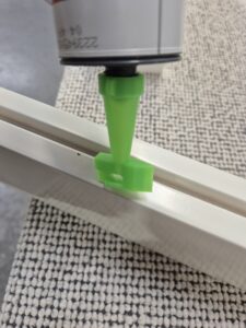 På den arbejdsplads hvor jeg er. Laver vi et produkt der hedder Superior som er det ypperste og dyreste man kan få inden for døre i Danmark en af produkterne skal der glas i og der er det meget vigtigt at fugen bliver lagt helt præcist med nærmest ingen tolerance. Fugen skal ligge i den helt rigtige højde. sidder Det for højt bliver det synligt når glasset kommer i Sidder det for lavt kommer glasset til at være løs og der skal være lige meget på begge sider af noten. så derfor er jeg ved at opfinde noget hvor den har præcis samme højde hver gang og der kommer lige meget på begge sider af noten. Og noget som er billigt og hurtigt at skifte/lave.