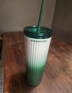 Jeg kan ikke vise noget print, eftersom jeg ikke ejer en 3d printer.. derfor vil jeg gerne vinde en, så jeg bla. Kan printe en holder til min "sutteflaske" ud til bilen, så den rent faktisk kan sidde "fast" derude, og ellers lege med forskellige sjove ideer, måske lidt hønse underholdning, en ny dims af dem der mangler til lampen udenfor osv. Egentlig bare prøve mig frem og lege.