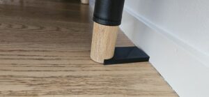 Jeg vil gerne undgå stikket bag sofaen og sofaen skal gå i stykker hver gang ungerne kaster sig ned i sofaen - derfor denne klods😉