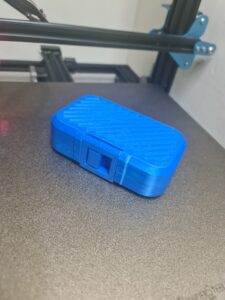 3D Print har længe interesseret mig og nu tog jeg mig endelig sammen og købte en gamle brugt Creality CR10. Her er en lille kasse med låg og lås, Printet ud i en fil. Og den fungere perfekt. Det er en fantastisk sjov hobby.