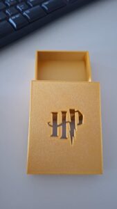 Printet er brugt i forbindelse med mit job som skolelærer. Klassen har et forløb i engelsk med Harry Potter som omdrejningspunkt. Æsken blev brugt til at spille besværgelses-stratego. Printet er noget af det første jeg selv har arbejdet med at designe.