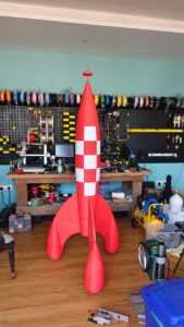 En 2.10 høj Tintin raket printet på Sovol SV08 Max