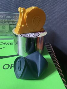 Hej med jer Min søde dreng, Buster på 14, har gået til 3D print på ungdomsskolen 2x3 måneder - og har fået lavet en masse fede sager... Hans største (og eneste) konfirmationsønske er tilskud til en 3D-printer. Det Kunne være fantastisk at vinde denne til ham 4 dage inden hans konfirmation! Jeg har fundet et par af de bedste sager han har lavet - en mobil-holder formet som en dåse og en guld responder-snegl fra One Piece. Fingers crossed, og tak Med venlig hilsen Maja