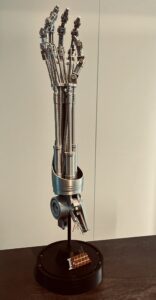 Har printet en Terminator T-800 arm på en Bambu Lab A1. Printet i 3DE Premium PLA Silky - silver.