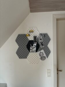 En opslagstavle i hexagon felter. pænt og virkelig praktisk. der er et hav af gode ting man kan bruge til ophæng osv. på nettet til gratis download.