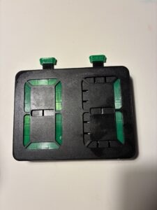 Et virkelig sjovt og lærerigt print. En point tæller til når min kammerat og jeg spiller badminton. Ud over 4 gummibånd og 2 fjedre er alt 3D printet. Tryk på knappen og den tæller op. Vend mekanismen og den tæller ned. 7 segment tæller