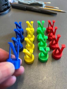Jeg fik en ide til, at dem der er farveblind også kan spille partners, ludo og andre spil. Spil med dine egne brikker, hvor dit bogstav er på.