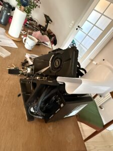 Jeg havde brug for en PC der kunne passe ind i en IKEA hylde til brug nede ved min hjemmetræner (cykel). Så jeg designede en open-case PC fra bunden med mål så den lige præcis passer ind i hylden. For at sikre køling til grafikkortet designede jeg også en blæserkanal som passer imellem bundkort og GPU så luften kan skubbes ind på bagsiden af PC-en. Selve rammen bundkortet sidder på er med kobber inserts til at montere bundkort i men resten af konstruktionen er lavet med skrueløse samlinger. Designet er lavet så strømforsyningen passer perfekt til montering under bundkortet og alle ledninger kan føres under bundkortet. Det var svært at finde et godt billede der viser konstruktionen ordentligt i sin endelige form men jeg håber det vedhæftede billede giver et indtryk af det