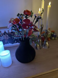 Har lavet denne super flotte vase til Lego blomster der er en bund i toppen så blomsterne ikke kan vælte