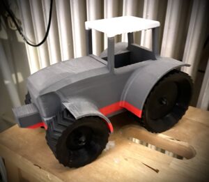 Min traktor er lavet helt specielt til en mand der har muskelsvind, og sidder i kørestol og hele hans familie kører “ Traktor træk “ med Teamet Bluepower fra Herning . Og da han for nogle år siden blev 50 år , og ønskede sig alt i verden en speciel Ford Traktor , så lavede jeg en på min 3D printer , fra 3deksperten i Nr. Sundby , på Tinkercad . Og alt er lavet i PLA , med manuelt farve skift , da jeg næsten var helt ny grøn 3d printer på området …. Og det er med garanti den eneste der er lavet af den slags , med Ford logo i bunden . Og med de farver deres traktor i bluepower havde ….. Og han har den med overalt til alle løb , og det er det 3D print der stadigvæk giver mig en tåre i øjet , når jeg tænker på den glæde han havde ved at få det special bygget traktor i 3D print