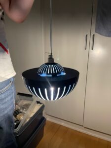 En lampe der kan samles med forskellige farve kombinationer da lampen har 2 moduler hvilket også giver en lettere fra og tilkobling af pæren. Lampen giver også en flot belysning i mørke og pæren er let skult