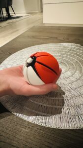 Min søn vil gerne deltage med sin 3d print, han skriver: Pokeball Click-a-Ball Fidget - en yderst tilfredsstillende og afslappende fidget clicker bold, med 9 Clickers (mechanical keyboard switches ). Alle segmenter bevæger sig uafhængigt, såsom knappen i toppen. En dejlig relaxing klikkebold. Jeg har flere billeder og videoes. Jeg er vild med 3d print og design, jeg har en simpel printer. Jeg håber inderligt at vinde konkurrencen, så jeg kan skabe mere kreativ og flerfarvede projekter med større innovation ved hjælp af den nye printer. Tak 🙏