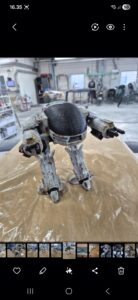 Min tatovør er kæmpe fan af ed209 fra Robocop. Så da jeg fik en printer blev jeg nødt til at printe en til ham. Han er 35 cm høj, printet på en Bambu lab A1 og derefter håndmalet (weathered style)