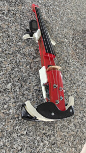 Fuldt fungerende elektrisk violin. Printet i PETG. Længdegående metalforstærkning -> ingen vrid i halsen. Malet og lakeret. Monteret pickup og el-forstærker samt tuner.