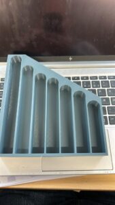 Jeg er musiklærer på en folkeskole og har længe været irriteret over ekstra "stave" til vores klokkespil, så det krævede en løsning. Jeg er ikke så god til 3D design endnu, men vinder jeg en printer, så kan jeg øve mig endnu mere 😊
